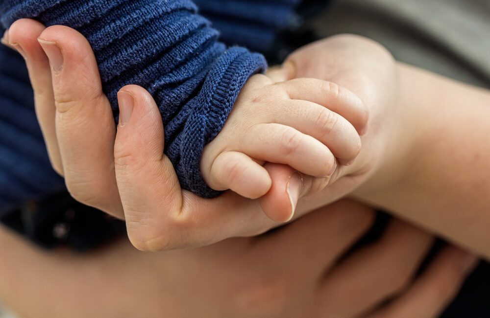 親子の手つなぎ